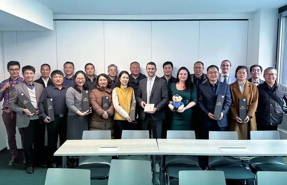 Gruppenfoto der Safety Line Geschäftsführer mit einer Delegation aus Peking.