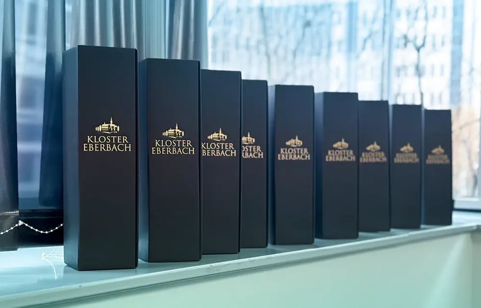 2025_11_Kloser_Eberbach_Weinflaschen_Kartons