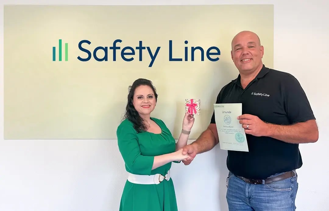 The winner of the Mitarbeiterliebling Summer 2025 vote, Markus Boller, is ceremoniously presented with his prize and a certificate by CEO Daniela Gröbel-Becker.