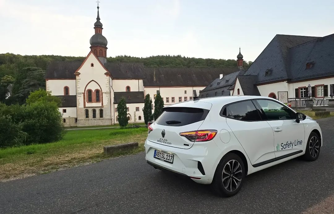 Hybrides Dienstfahrzeig von hinten mit Safety-Line-Logo und Website beklebt