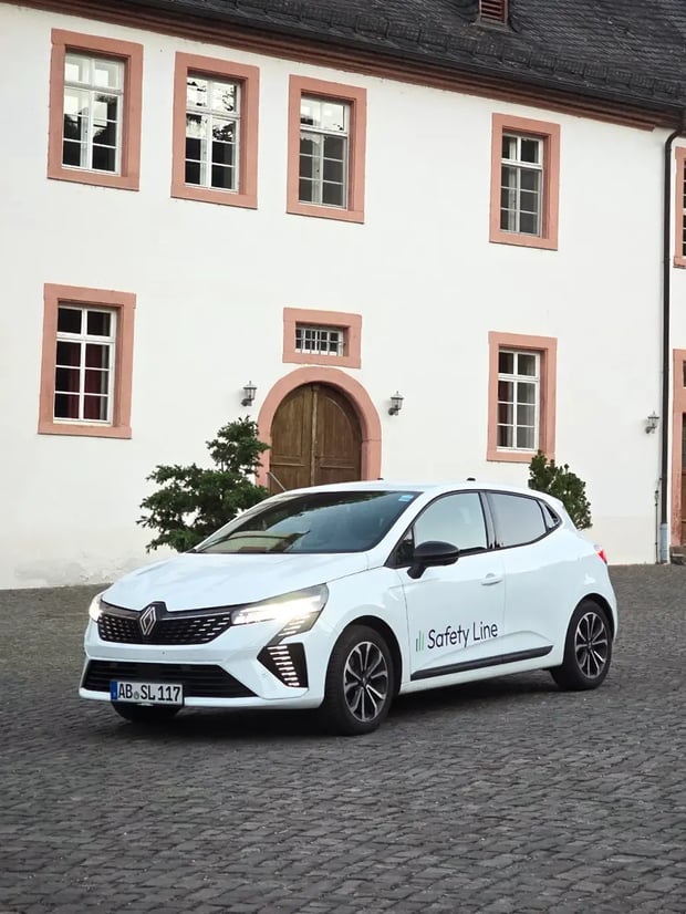 Hybrides Dienstfahrzeig mit Safety-Line-Logo beklebt