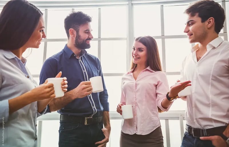 Mitarbeiter im Gespräch im Büro.