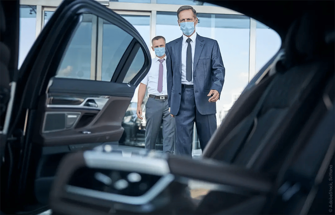 Wichtige Person verlässt eine Veranstaltung mit seinem personenschützer.