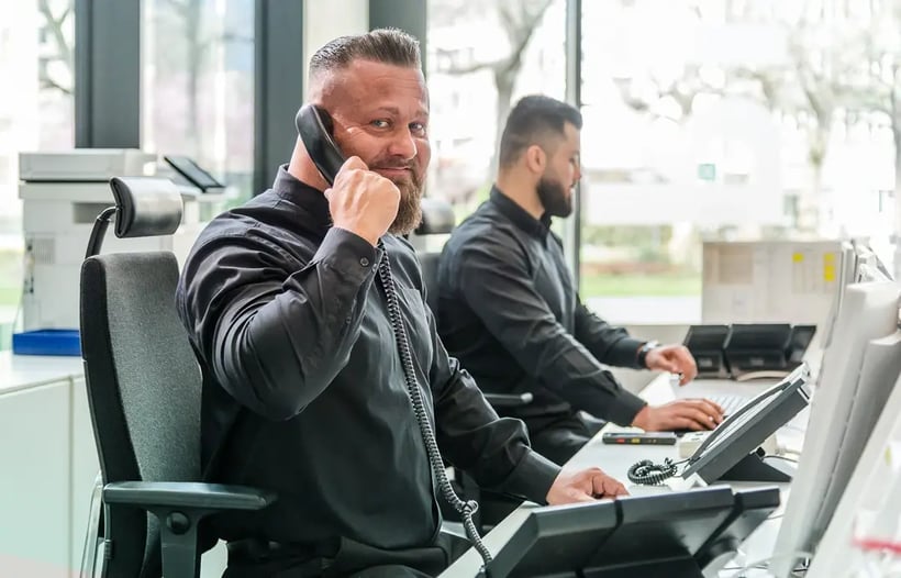 Safety Line Mitarbeiter in Sicherheitszentrale