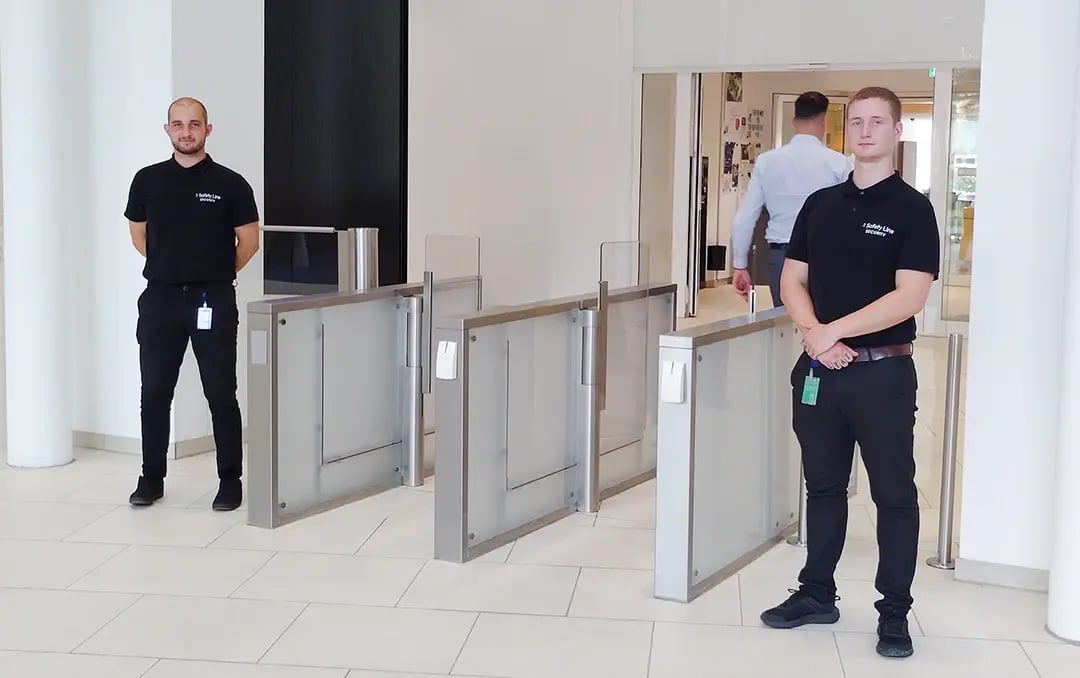 Safety Line Sicherheitsmitarbeiter bei Zutrittskontrolle in Unternehmen