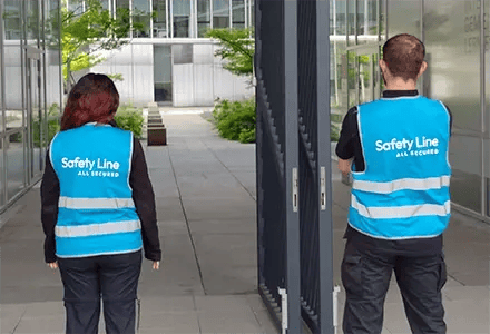 Safety Line Security & Service GmbH Zwei Wachmaenner bei Revierdienst Streifendienst Interventionsdienst in Stadt