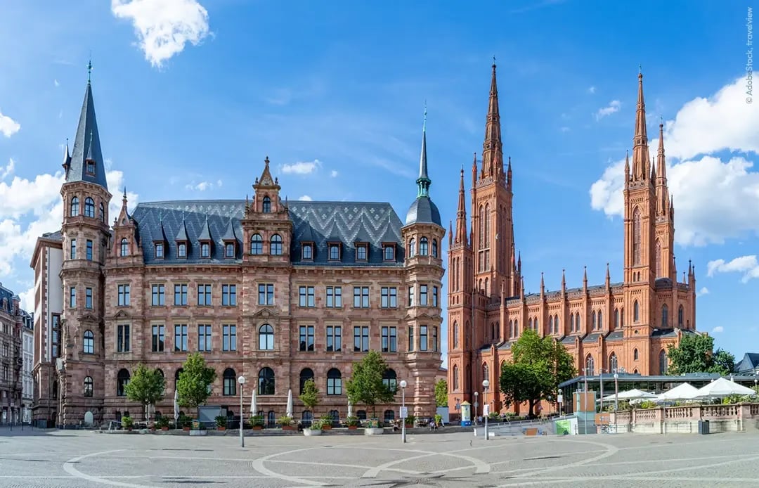 Rathaus und Kirche in Wiesbaden, Deutschland.