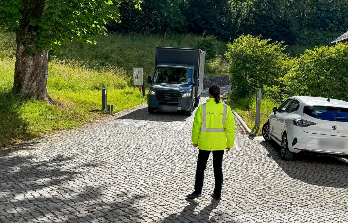 Safety Line Mitarbeiterin weist Fahrzeuge bei Großevent im Kloster Eberbach ein.