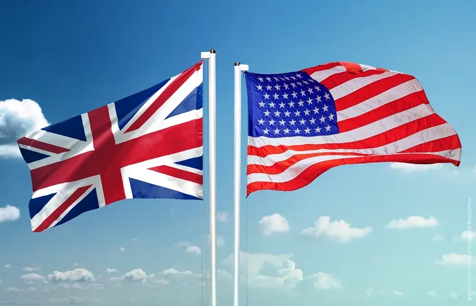 German Flagge, Union Jack Flagge vor blauem Himmel.