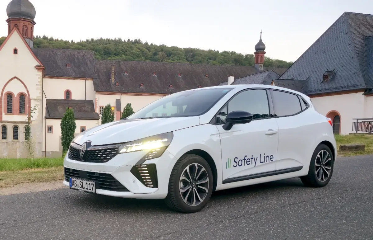 Hybrid-Sicherheitsfahrzeug „Safety Line“ mit Firmenlogo