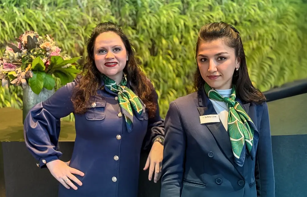 Managing Director Daniela Gröbel-Becker together with a concierge employee in Safety Line uniform.